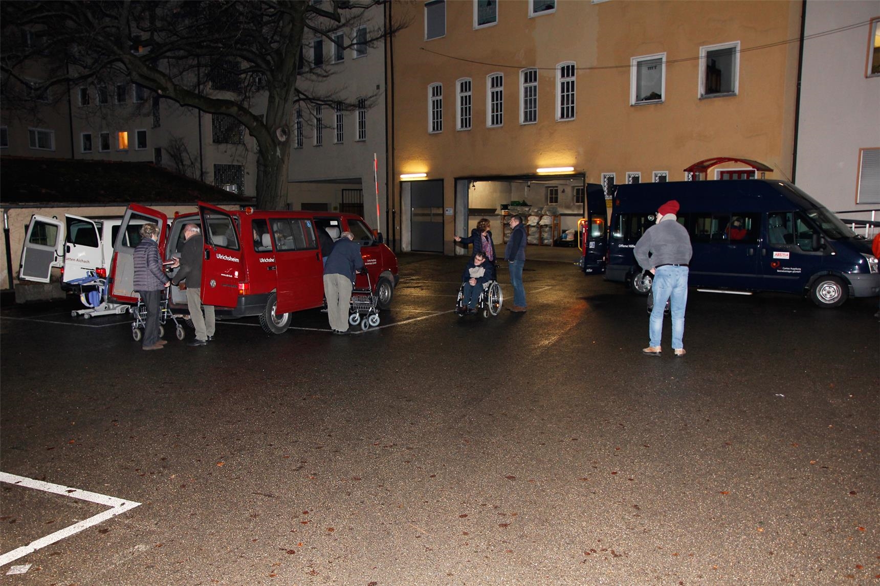 Die Fahrzeuge stehen im Hof der Caritas-Wohnstätte Ulrichsheim am Caritasweg in Augsburg für die Abfahrt bereit. (Bernhard Gattner)