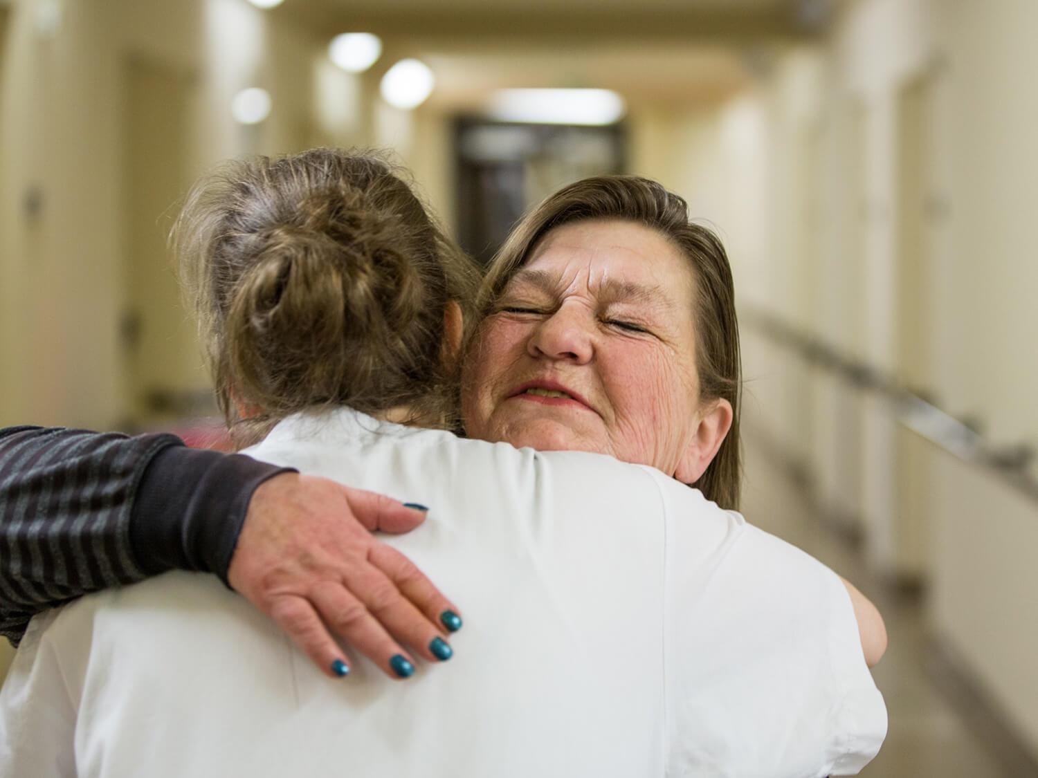 Christina Schmidt umarmt eine Krankenschwester (Foto: Walter Wetzler)