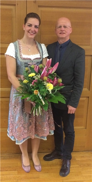 Theresa Baum mit dem Geschäftsführer der Caritas Kelheim Hubert König.