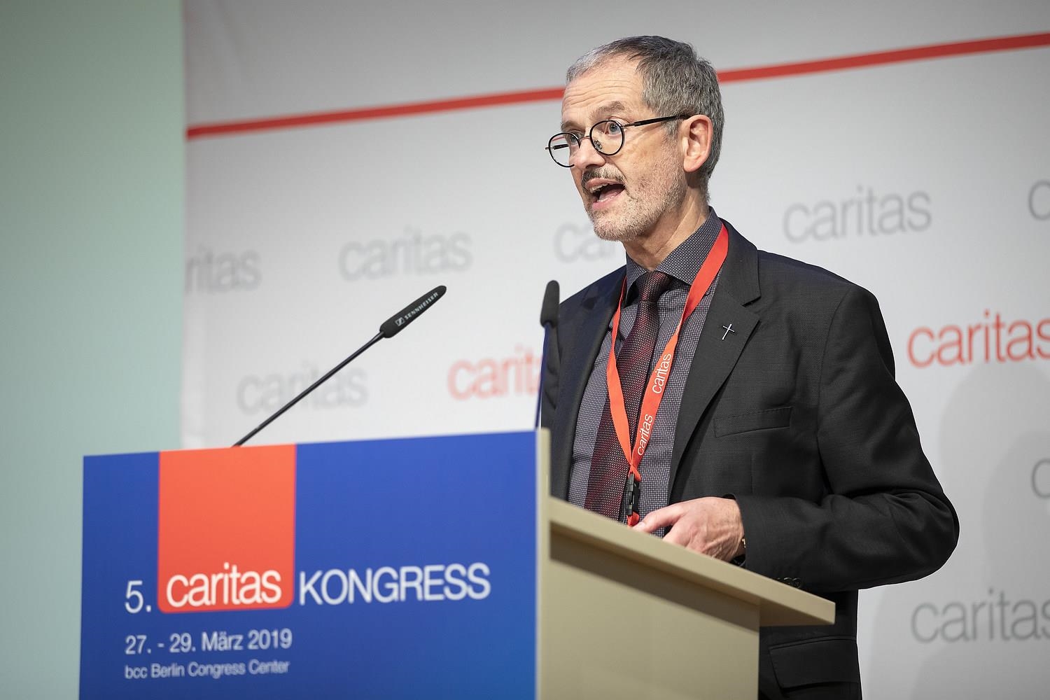 Caritas-Präsident Neher hält eine Rede beim Caritaskongress 2019 (DCV/Janine Schmitz)