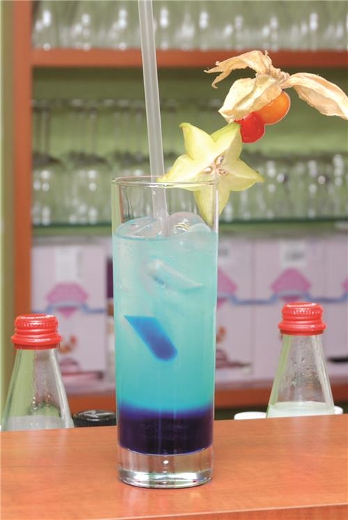 Das Bild zeigt den Cocktail Blue Captain 