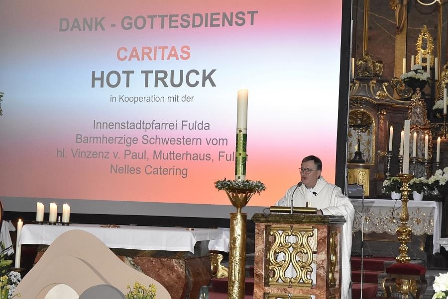 Pfarrer Buss predigt vor einer Lainwand. (Winfried Möller, Rasdorf)