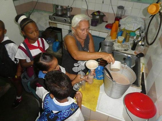 Ehrenamtliche bei der Zubereitung von Kakao für die Schulkinder 