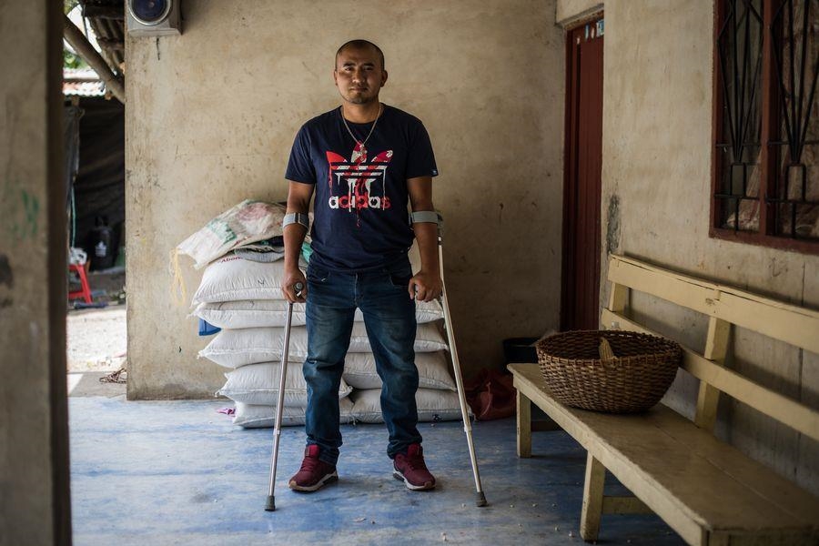 Mann mit Krücken (Foto: Lena Mucha / Caritas international)