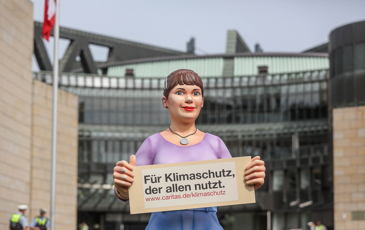 Die Fiberglasfigur 'Jenny', die vor dem Düsseldorfer Landtag steht (Foto: Hans-Jürgen Bauer)