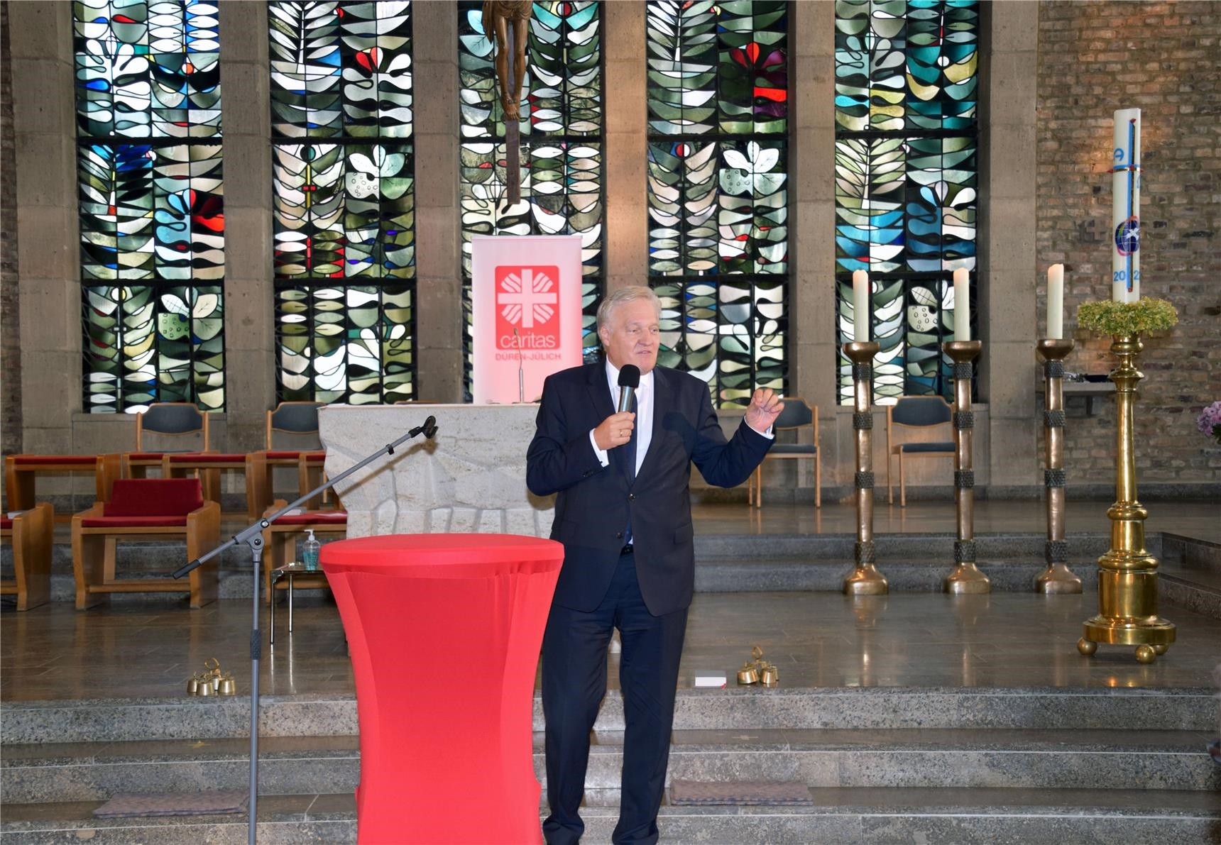 Mann hält eine Rede zum Caritas-Jubiläum in der Kirche St. Marien in Düren (Caritasverband Düren-Jülich / Erik Lehwald)