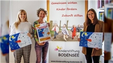Drei Frauen mit Adventskalendern / SZ / Lydia Schäfer