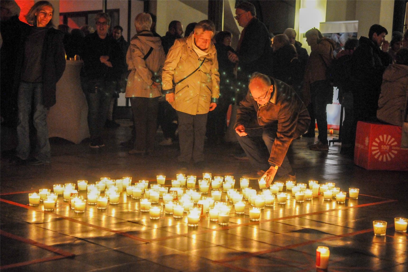 In einen Ort des Lichts und der Hoffnung verwandelten die Besucher der Caritas-Aktion „Eine Million Sterne“ die Mönchengladbacher Jugendkirche.