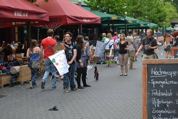 Jugendliche mit Drahtzaun in der Innenstadt (youngcaritas Deutschland)