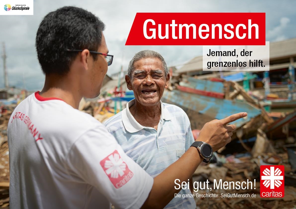 Helfer mit Betroffenem in einem Katastrophengebiet  (Deutscher Caritasverband e. V. / Sebastian Pfütze)