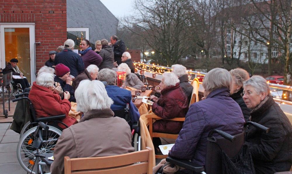 Bewohner des Pflegeheims St. Birgitta auf der Dachterrasse (Foto: Caritasverband Bremen e. V.)