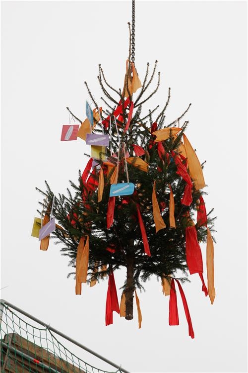 Der Hebaufbaum für das Canisius-Haus geschmückt auch mit allen Wünschen der künftigen Bewohnerinnen und Bewohner.  (Bernhard Gattner)