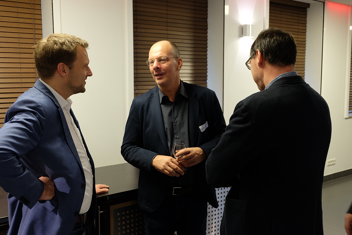 Drei Männer stehen bei dem CiNW-Europaforum zusammen und reden miteinander (Markus Lahrmann)
