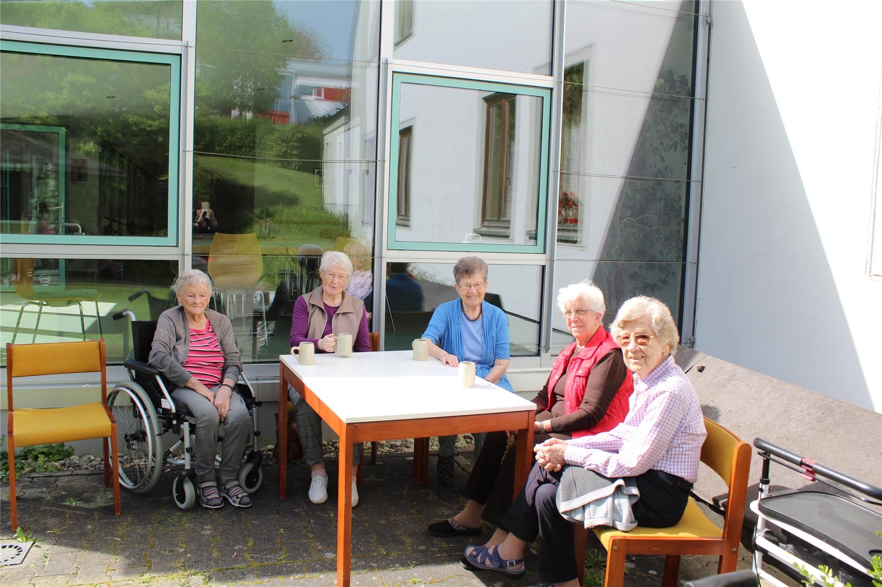 Warten an ihrem schattigen Platz auf das Maibaumaufstellen: Rita Kellenter, Maria Griebl, Therese Haderer, Marianne Kutzler und Elisabeth Aigner 