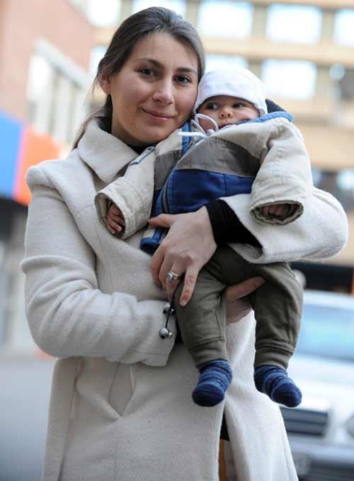 Junge Migrantin mit Baby