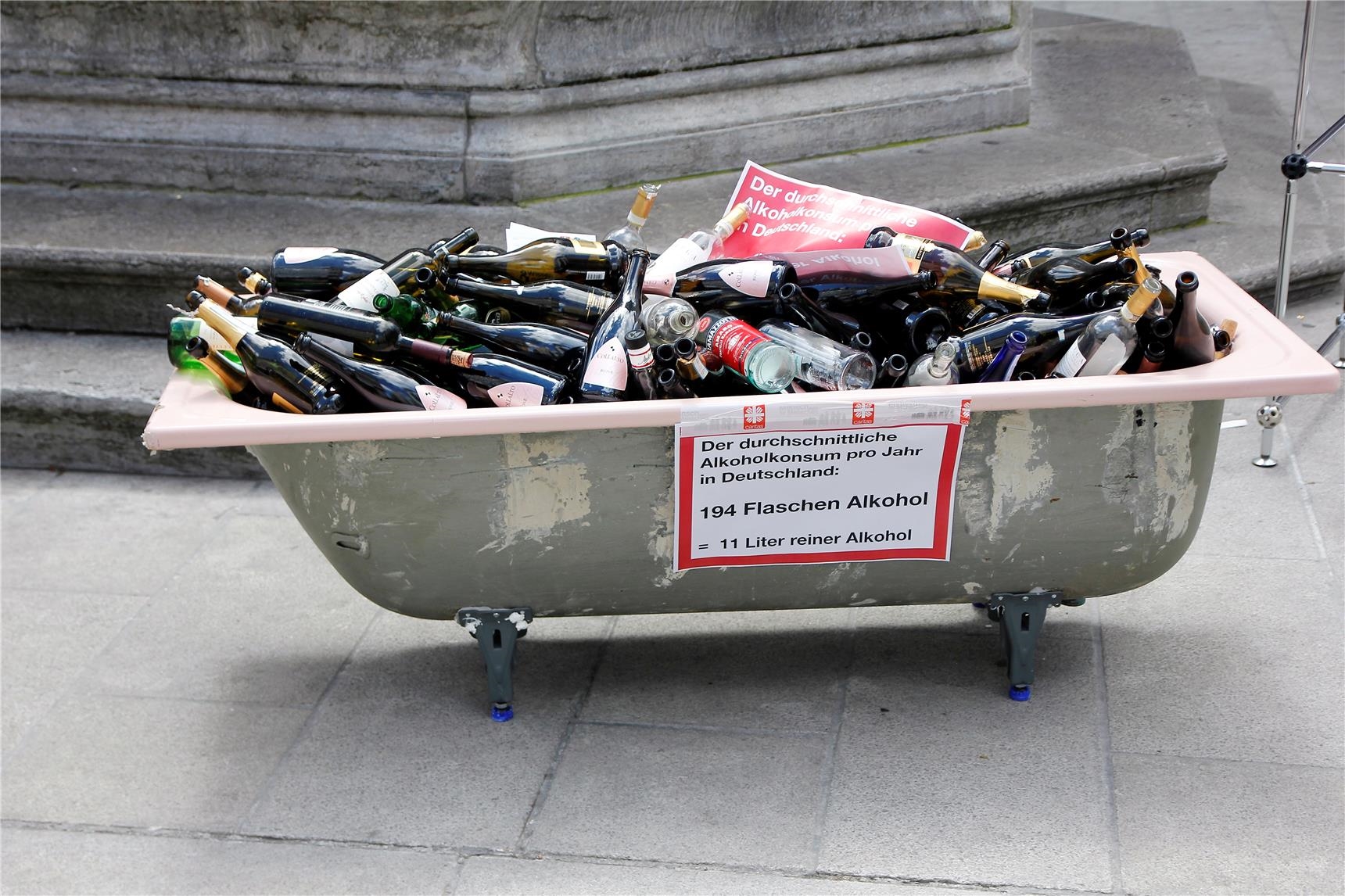 Das Foto zeigt eine Badewanne angefüllt mit 194 unterschiedlichen Alkoholflaschen. Sie entsprechen dem durchschnittlichen Alkoholkonsum pro Jahr in Deutschland. 