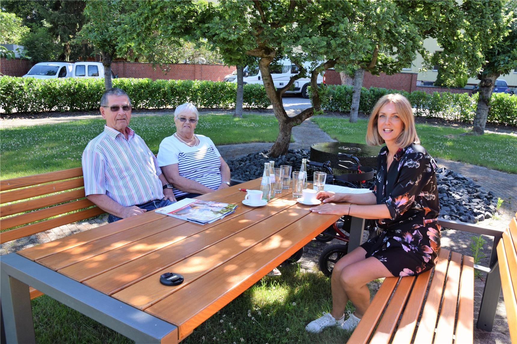 Silvia Senden (re.) bespricht mit Karin und Hans Peters ihre erste Caritas-Reise im Garten (Erik Lehwald)