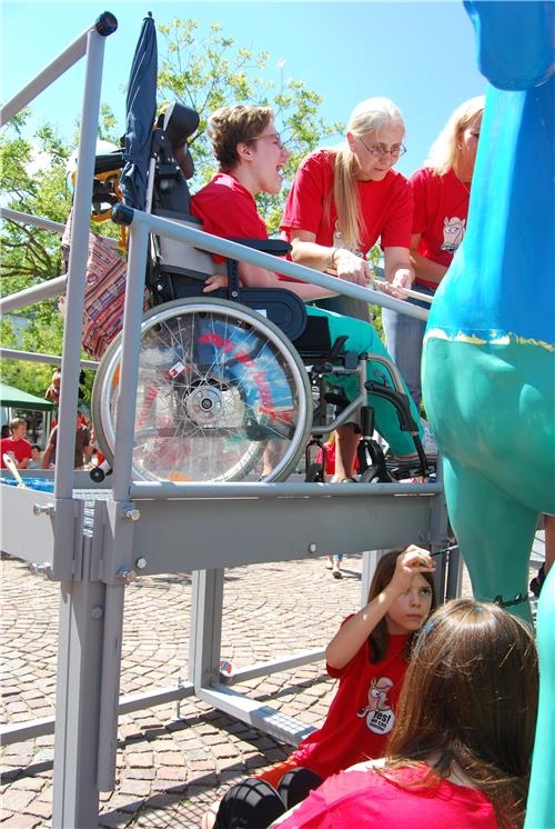 Behinderte und nicht behinderte Menschen malen gemeinsam das Pferd an (Caritas Speyer)