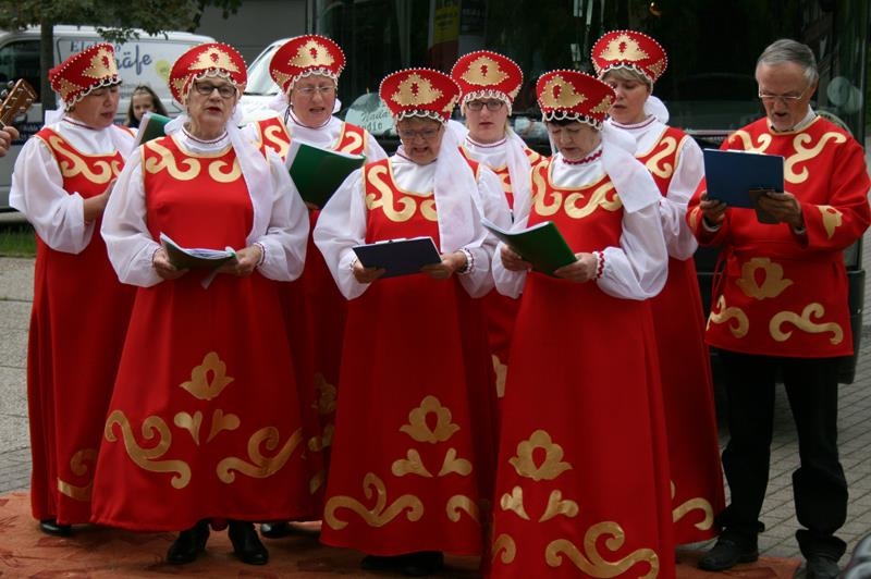 Frauen in russischer Tracht und ein Mann singen 