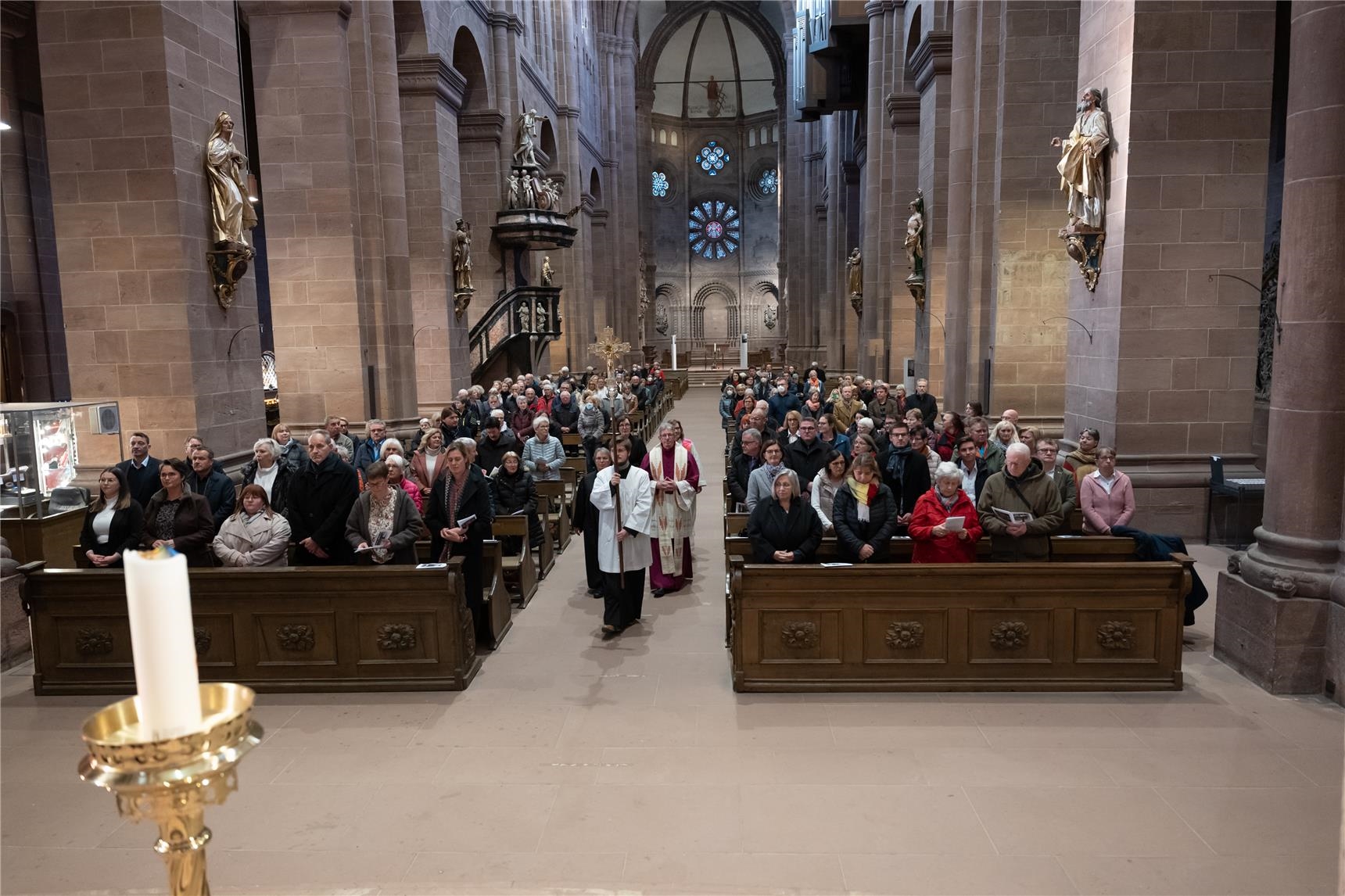 Einzug bei der ökumenischen Andacht im Wormser Dom (© Caritasverband Worms e. V., Horst Stange)
