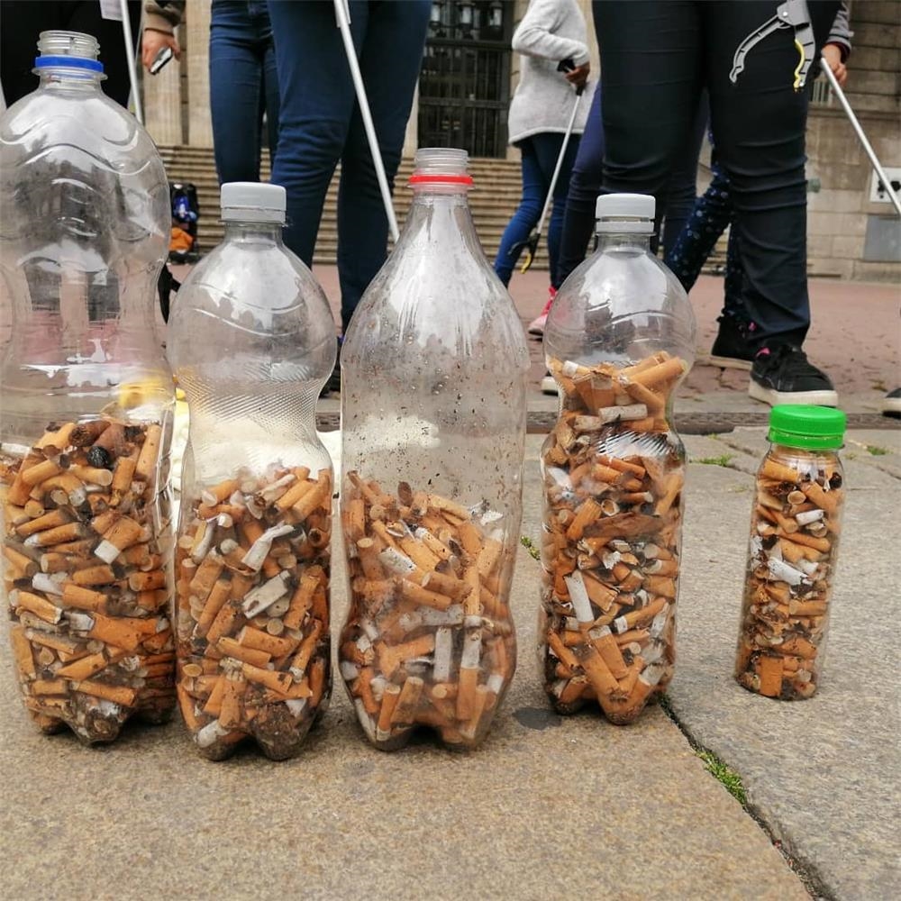 Plastikflaschen mit Zigarettenstummeln (youngcaritas Wuppertal/Solingen)