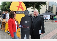 Die Pappfiguren wurden von Bischof Dr. Stefan Ackermann am Dekanatskirchentag in Simmern begrüßt. 