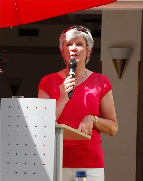 Brigitta Hofmann, Geschäftsführerin der CAB Caritas Augsburg Betriebsträger gGmbH, begrüßte die Gäste der Feier anlässlich des Spatenstichs.  (Bernhard Gattner)