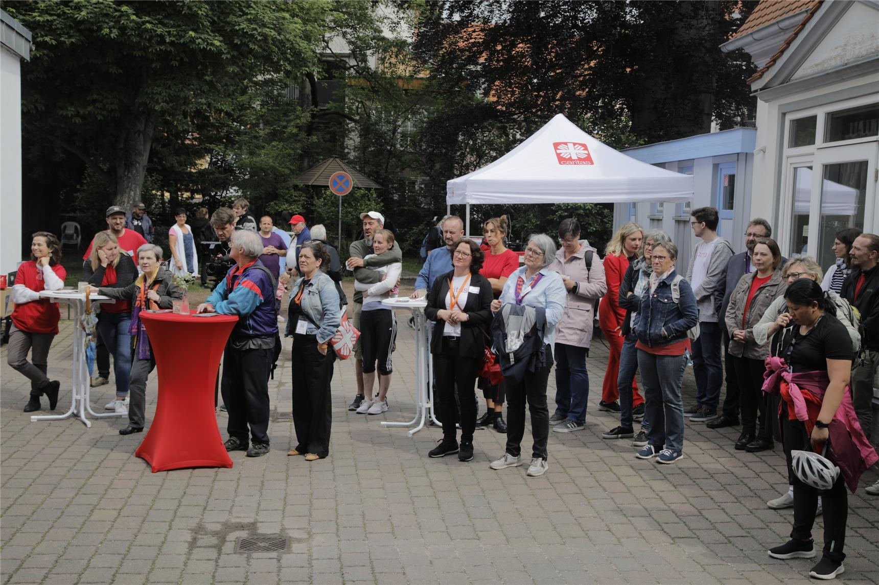 Besucher der Veranstaltung am Friedensort Tagestreff/Suppenküche (Ralf Gerard)