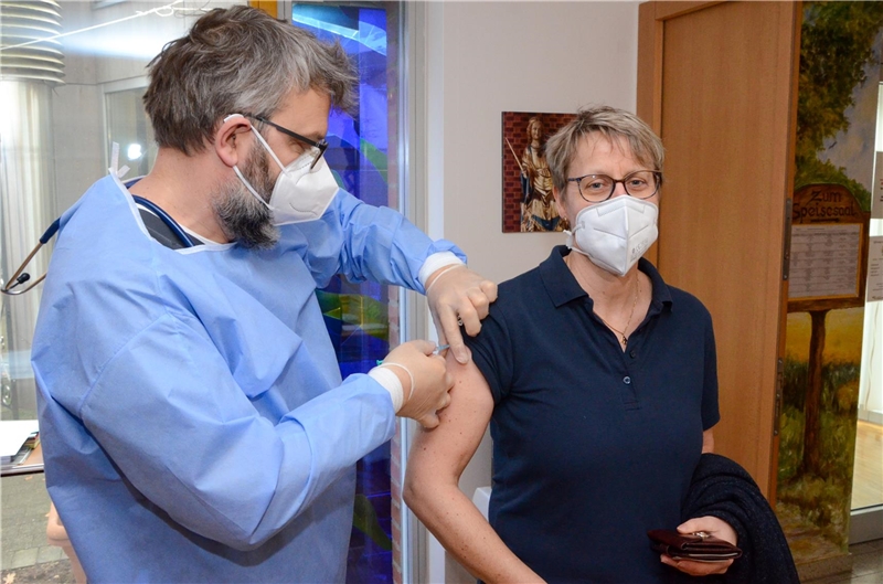 In einem Caritaszentrum wird eine Mitarbeiterin während einer Impfaktion gegen das Corona.-Virus geimpft.