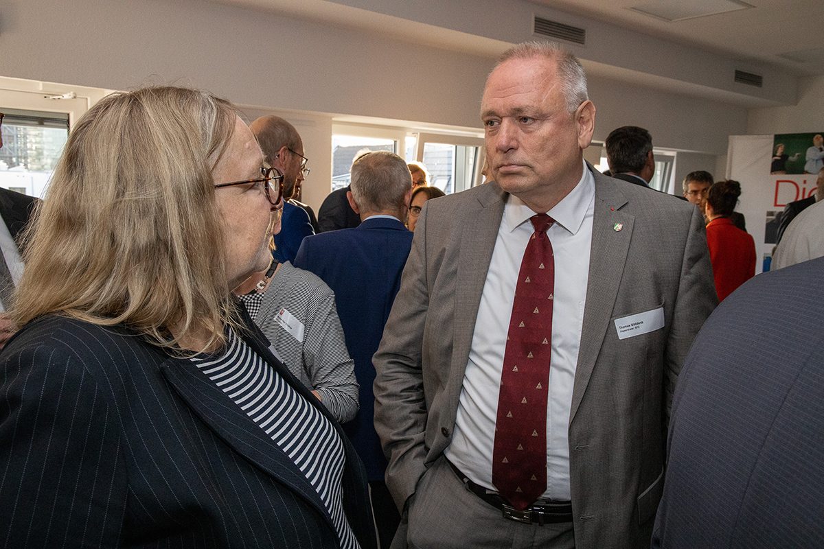 Sabine Depew und Thomas Göddertz MdL in einer Gesprächssituation auf dem Parlamentarischen Abend der Caritas in NRW am 19.09.2019 in Düsseldorf (Achim Pohl)