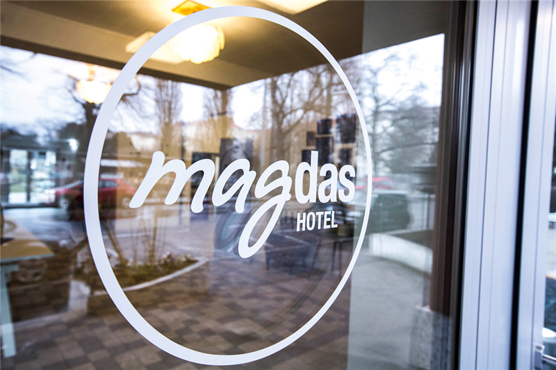 Das Logo des Hotel 'Magdas', das auf die Glascheibe der Eingangstür des Hotels aufgeklebt ist (Stefan Joham)
