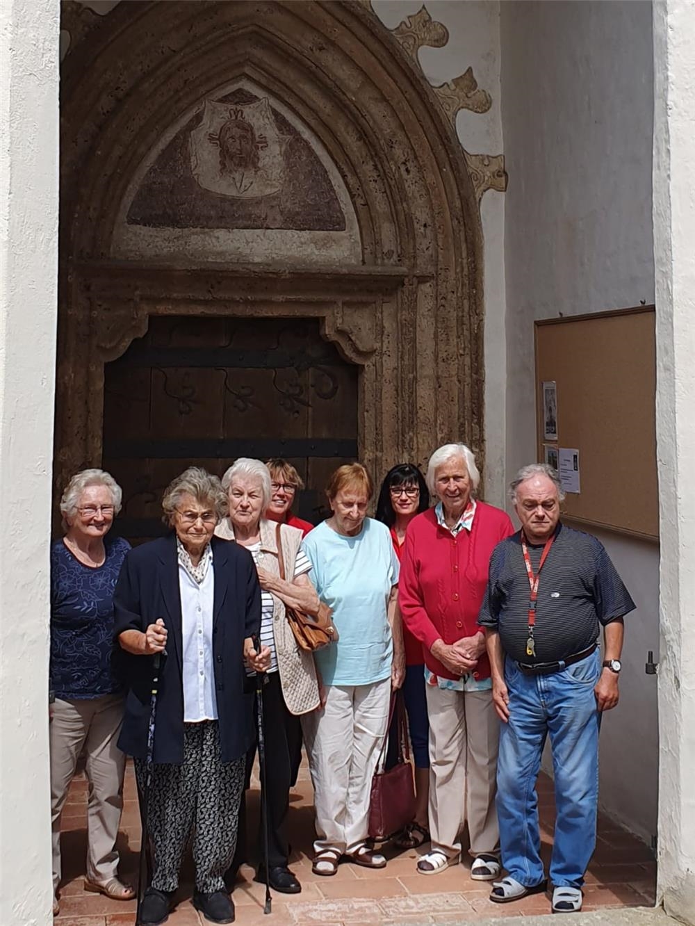 Ausflugsgruppe besucht Kirche in Gröngörgen 