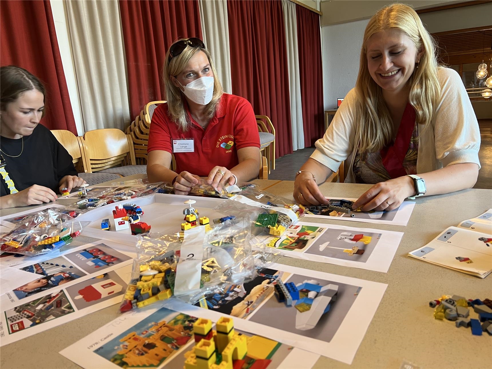 Mitarbeitende beim Basteln mit LEGO. (Caritasverband Westerwald-Rhein-Lahn e.V. / Holger Pöritzsch)