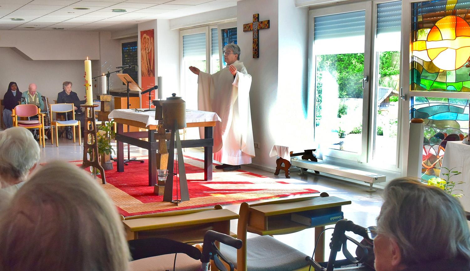 Gottesdienst in der Hauskapelle mit Pater Werner Holter SJ (Manfred Rinderspacher)