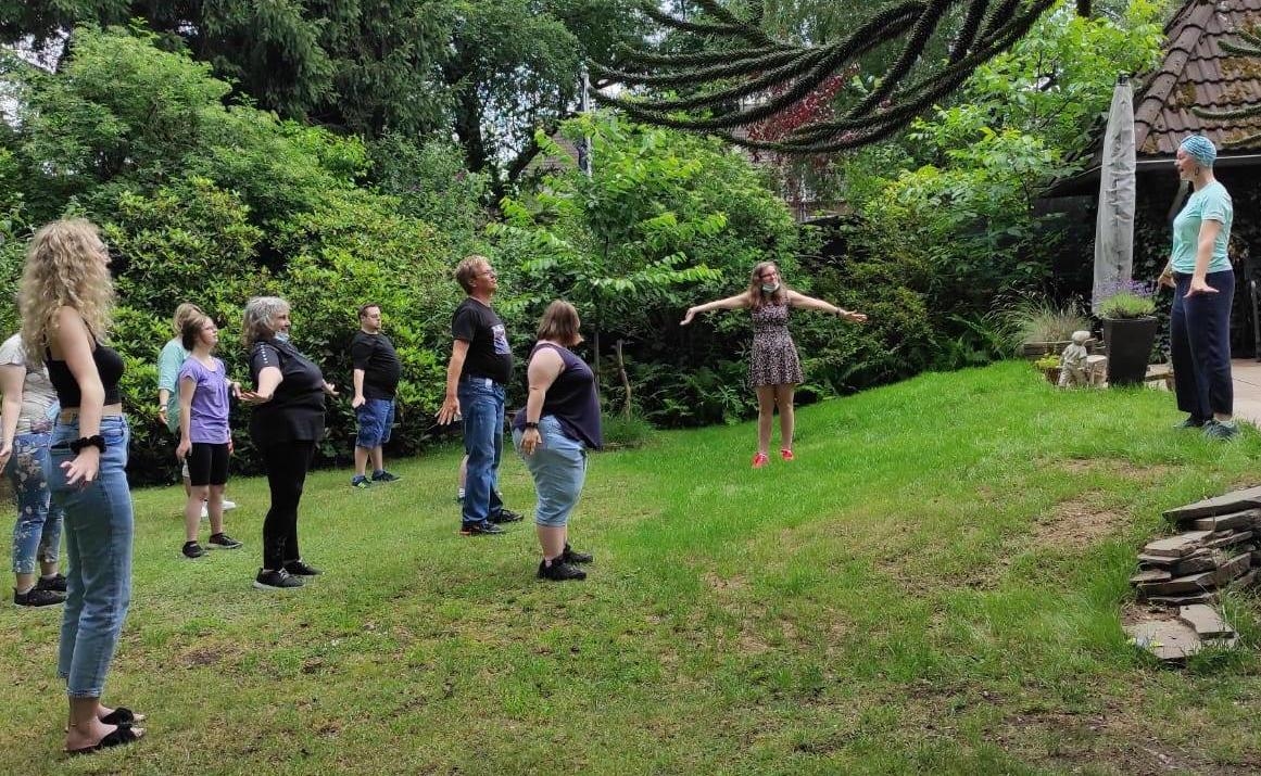 Tanzgruppe Caritas Dancers übt im Garten. 