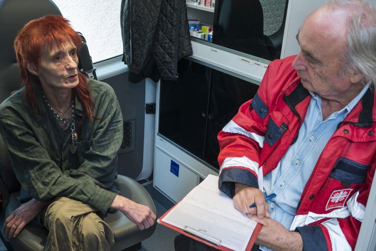 Arzt unterhält isch mit obdachloser Klientin (Matthias Lindner)