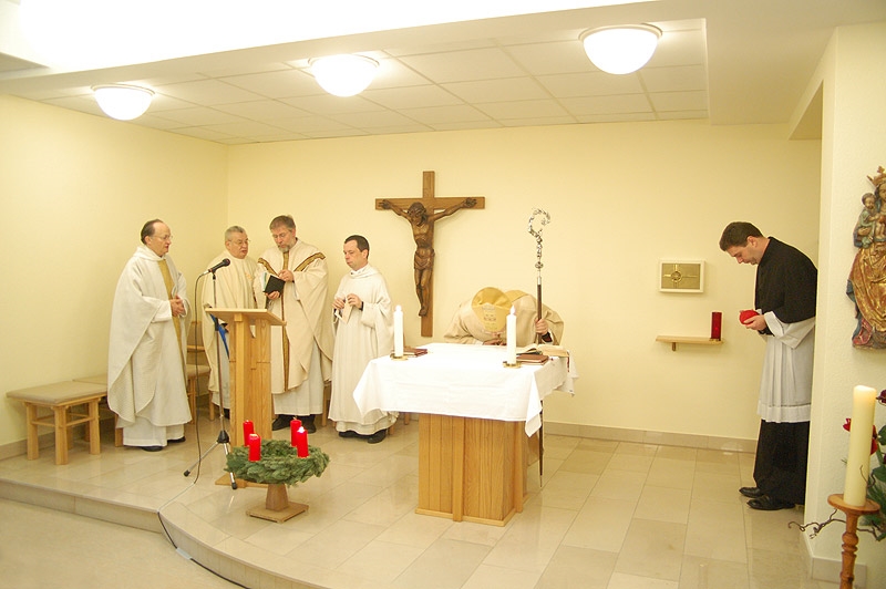 Heilige Messe anlässlich der Einweihungsfeier des Neubaus St. Elisabeth in der Kapelle. 