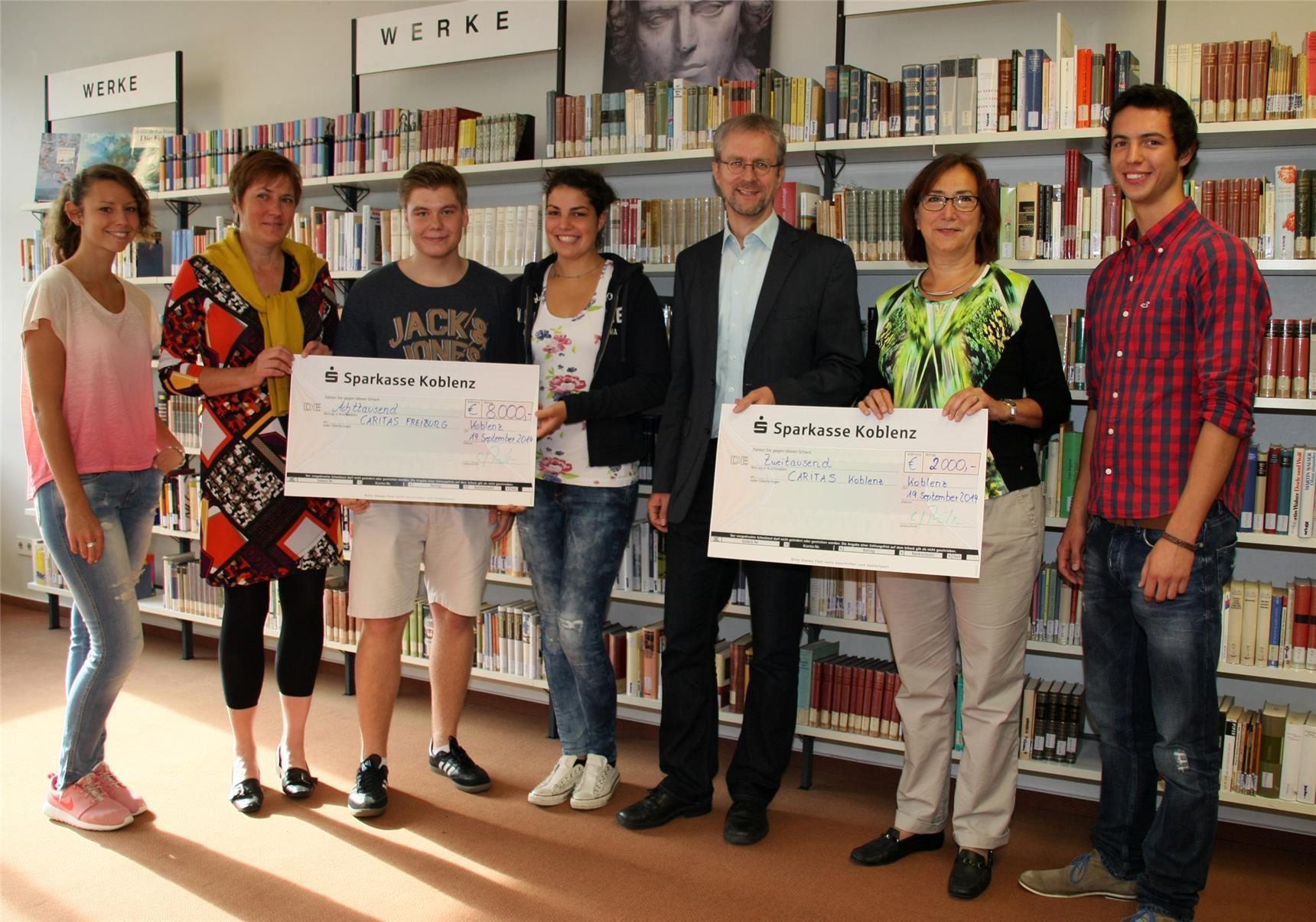 Schüler und Lehrer überreichen zwei Spendenschecks (Foto: Cusanuns-Gymnasium Koblenz)