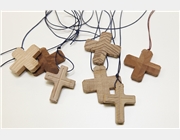 Dieses Bild zeigt eine Auswahl von Kreuzen zum Umhängen, die zur Erinnerung an eine mitgemachte Wallfahrt verschenkt werden. Die Kreuze fertigen wir aus verschiedenen Holzarten und unterschiedlichem Design.