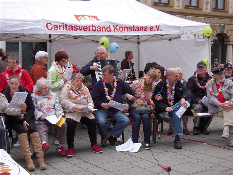 Singgruppe auf dem Münsterplatz (Caritas Konstanz)
