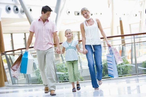 Familie mit Kind und Einkaufstaschen 