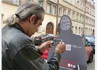 Bei der Aktion in Fürth wollten viele Passanten die Geschichten und Schicksale der Personen kennen lernen, für die die Pappfiguren stehen und fotografierten dazu den aufgedruckten QR-Code ein. 