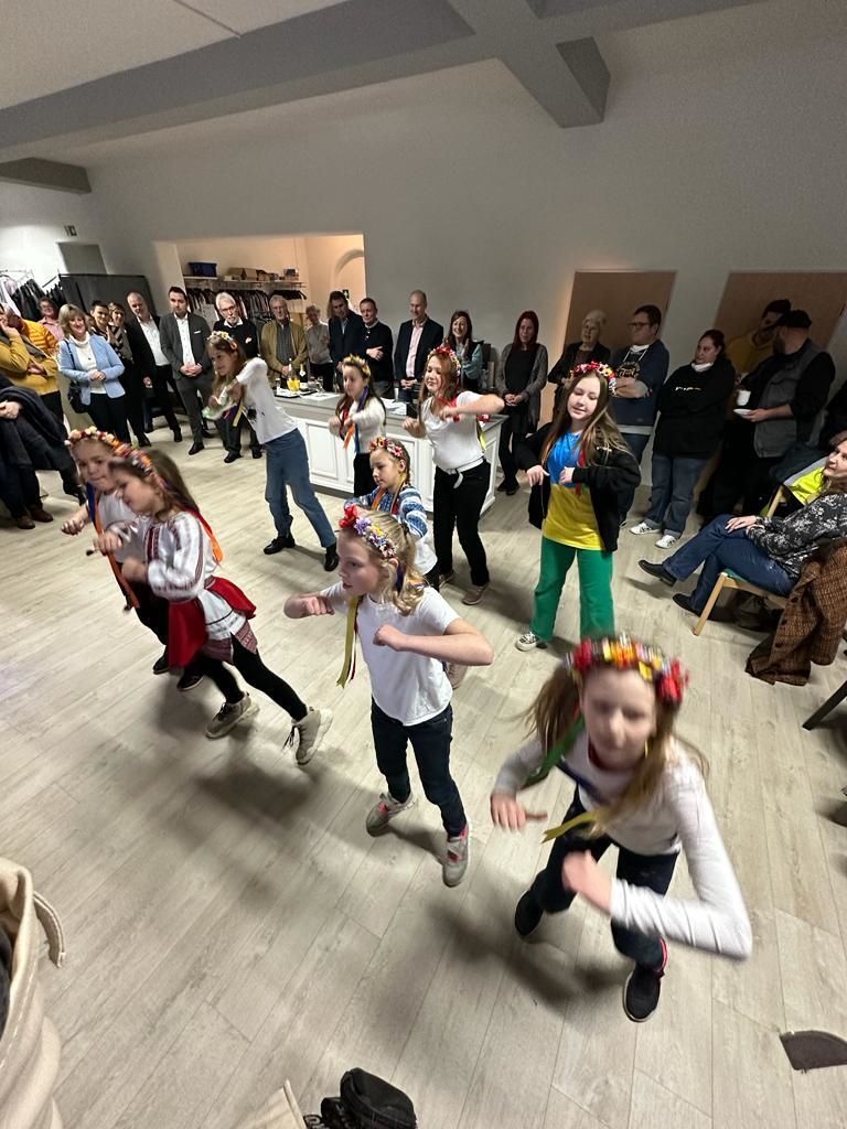 Tanzaufführung ukrainische Kinder-Tanzgruppe (Adriana Iaia)
