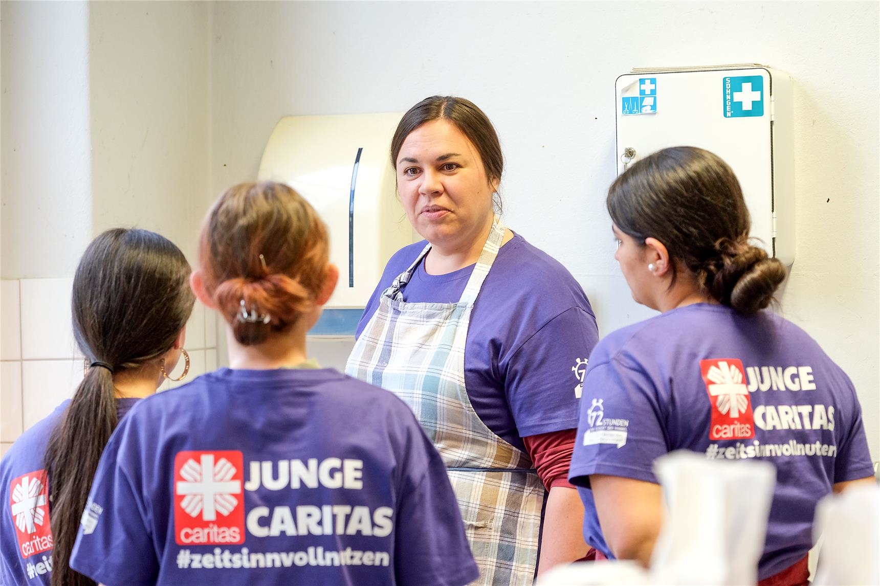 Wer macht was? Marie Kajewski mit Schülerinnen (Chris Gossmann/Caritas)