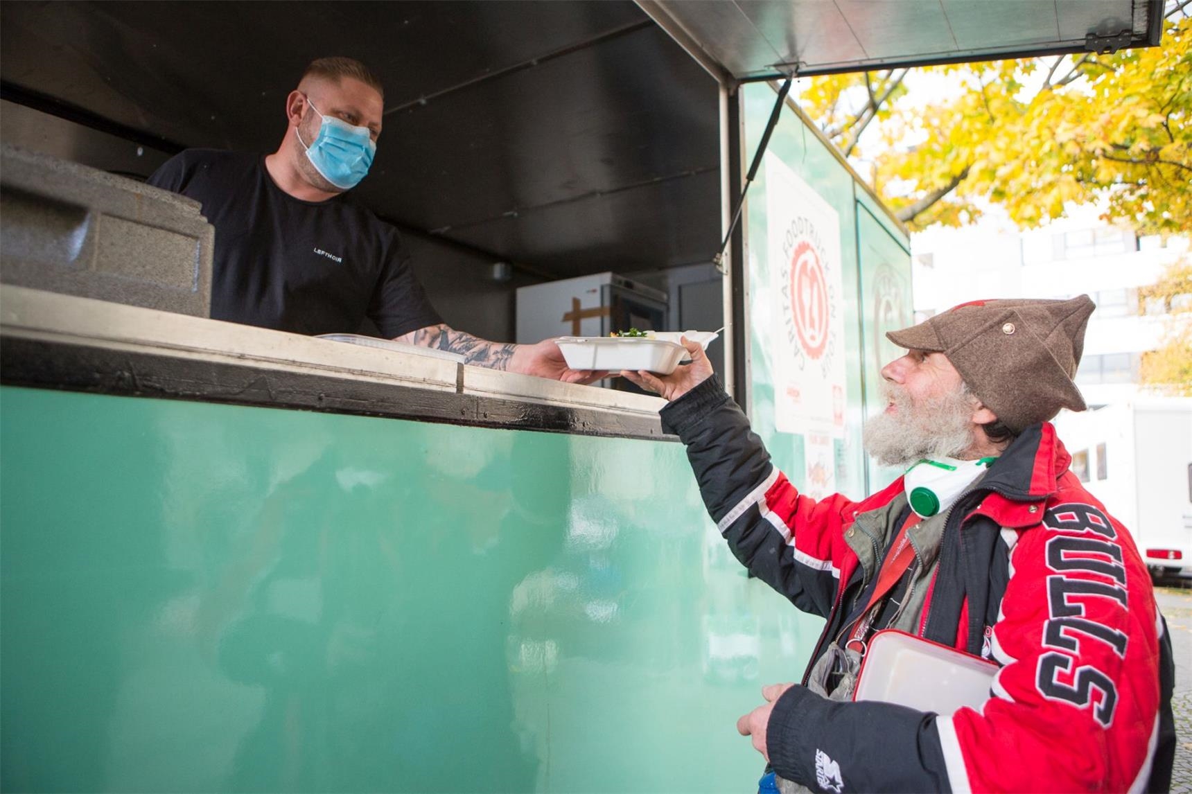 Der Foodtruck der Caritas Berlin verteilt kostenlose, warme Mahlzeiten - auch in Pandemie-Zeiten.
