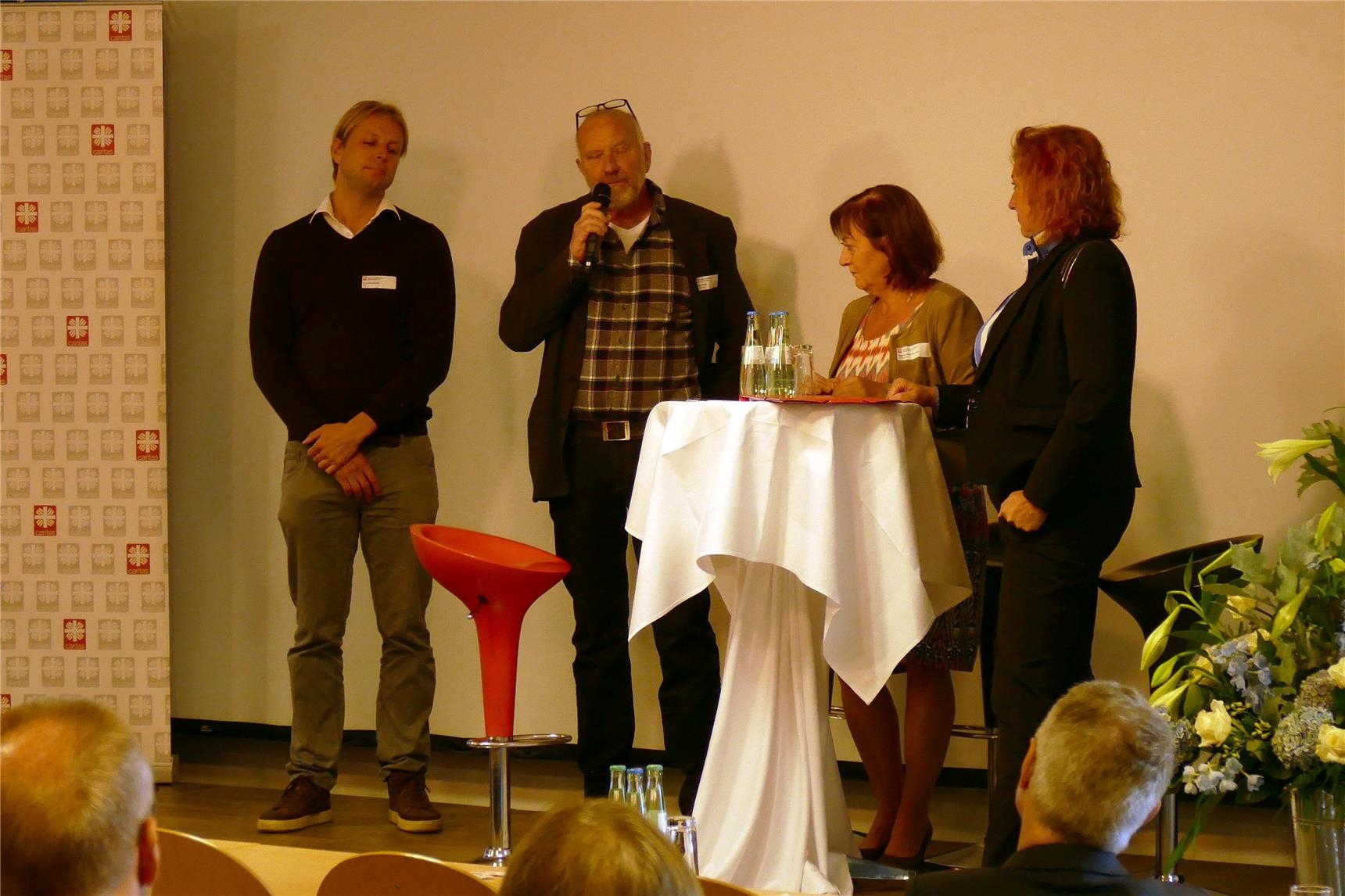 Diskussionsrunde an Stehtisch auf Podium (DiCV Aachen)