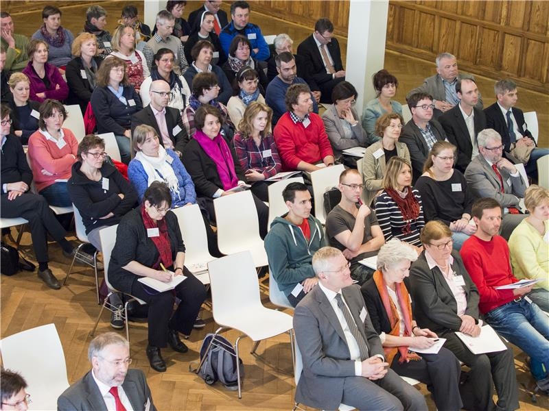 Teilnehmerinnen und Teilnehmer des Kongresses hören aufmerksam einem Redner zu (Angela Kröll)