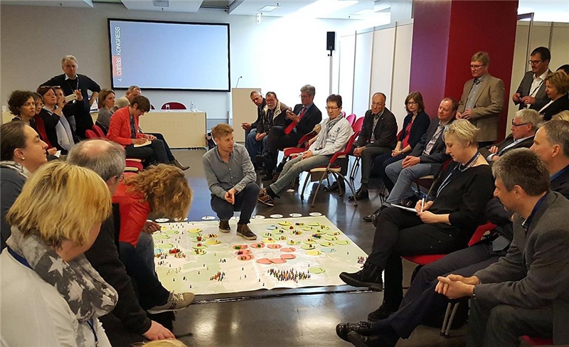 Workshop beim Caritaskongress 2016 mit Spielfiguren auf dem Boden