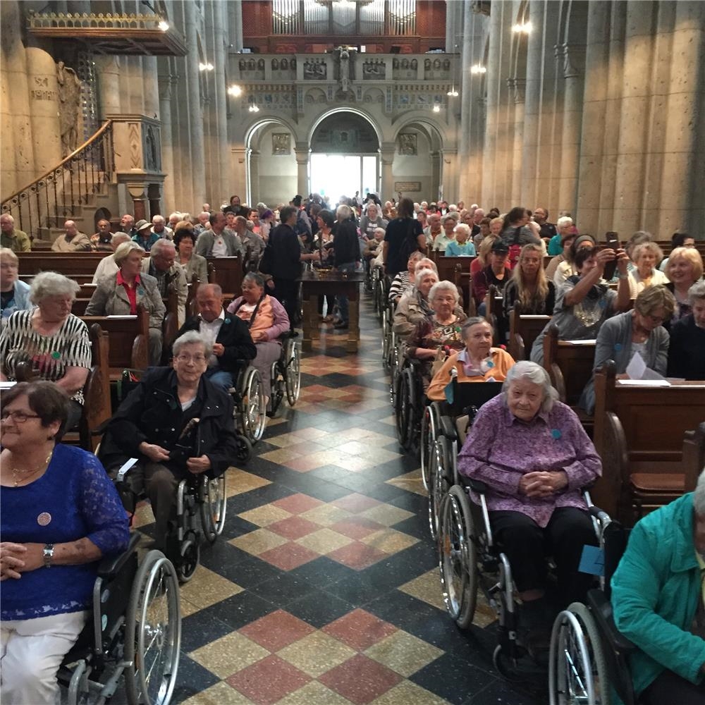 Gemeinsam wird Gottesdienst gefeiert. 