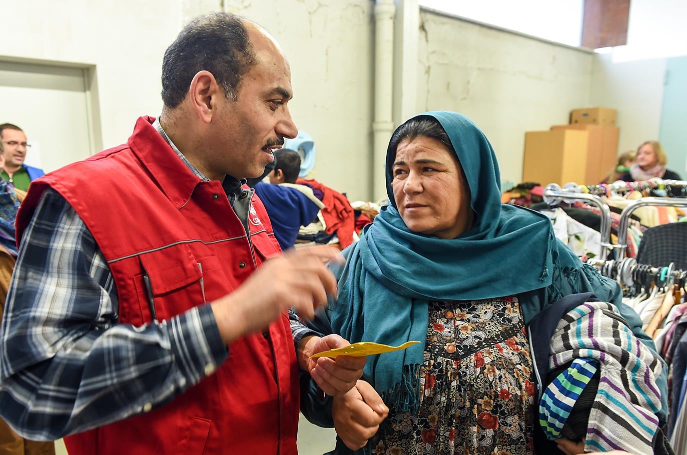 Einweisung einer Frau in einer Aufnahmestelle für Flüchtlinge und Asylbewerber